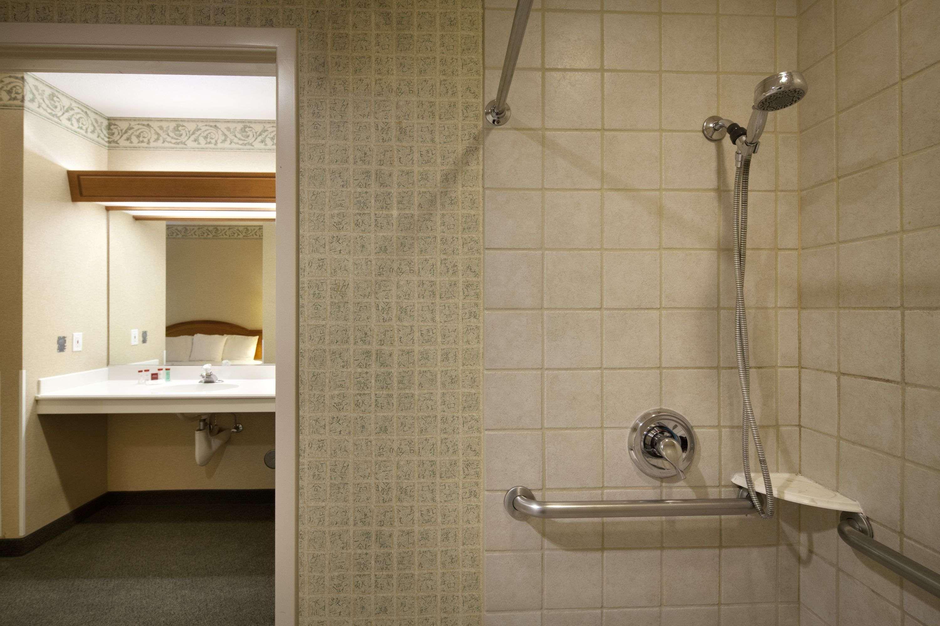 Ramada By Wyndham Olympia Hotel Exterior photo A shower with grab bars