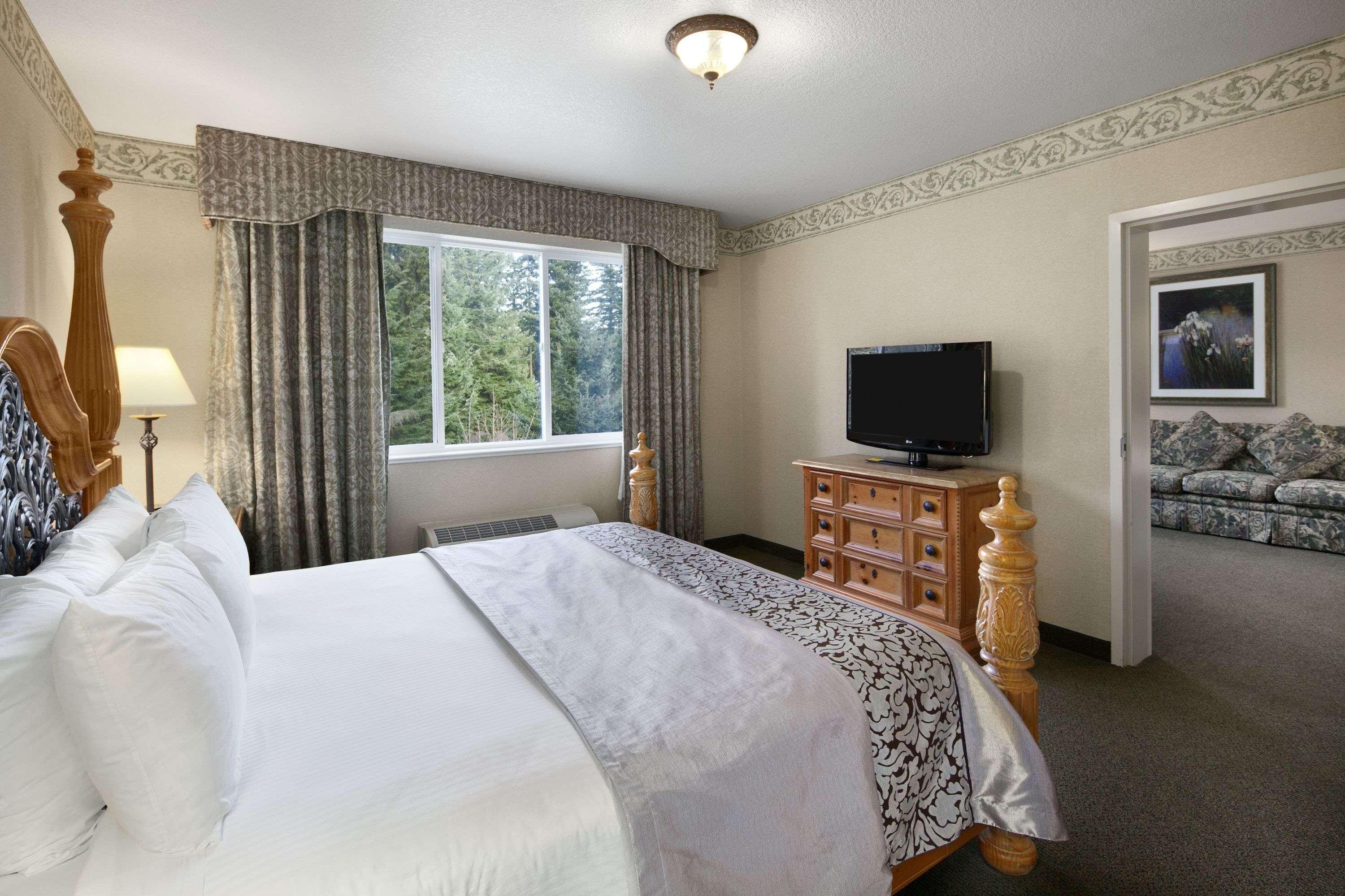 Ramada By Wyndham Olympia Hotel Exterior photo A bedroom at the Lodge at the Coeur d'Alene Resort