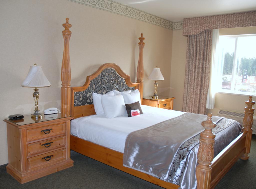 Ramada By Wyndham Olympia Hotel Room photo A bedroom at the Best Western Premier Hotel at Grand Country
