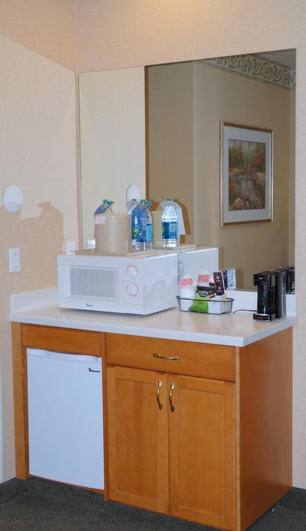Ramada By Wyndham Olympia Hotel Room photo A typical wet bar