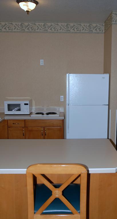Ramada By Wyndham Olympia Hotel Room photo A typical kitchenette
