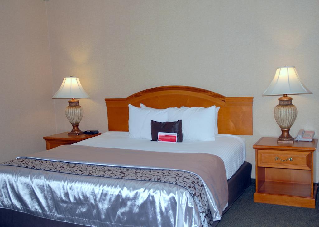 Ramada By Wyndham Olympia Hotel Room photo A bed